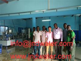 شنتشن J & D مياه الشرب تثبيت 2000BPH خط المياه المعبأة في زجاجات في بوركينا فاسو