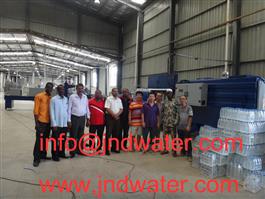 Shenzhen J & D agua potable instalar 15000BPH línea de agua embotellada en Nigeria