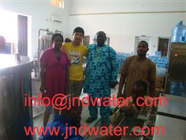 Agua potable de Shenzhen J & D instala zumo de botella y agua barril en Nigeria
