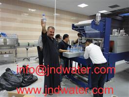 Shenzhen J & D agua potable instalar 5000BPH línea de agua embotellada en Kuwait
