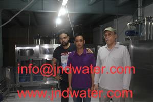 Shenzhen J & D Drinking Water installe et entraîne une ligne de remplissage de 5 gallons au Bangladesh